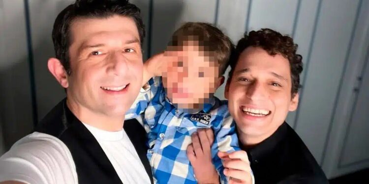Alldaynews.gr Μιχάλης Οικονόμου: «Με τον σύντροφο μου μεγαλώνουμε ένα παιδί, είμαστε οι μπαμπάδες του»