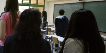 Alldaynews.gr Χειροπέδες σε καθηγήτρια που διατηρούσε σχέσεις με δύο μαθητές της και έμεινε έγκυος