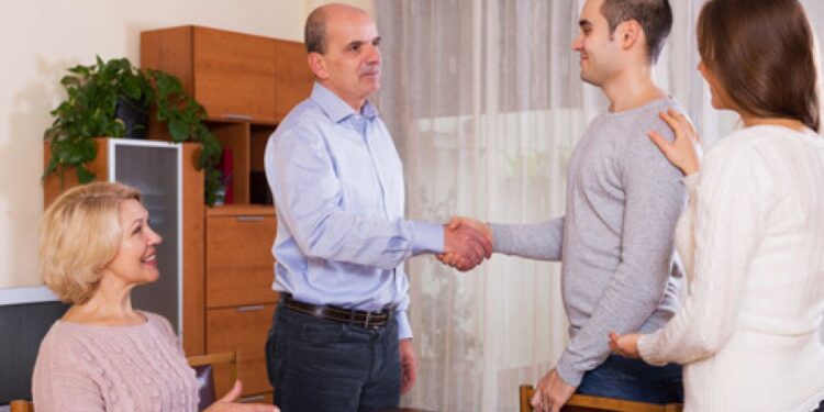 Alldaynews.gr Ζήτησε από τον σύντροφό της να πει ψέματα στους γονείς της – «Είμαι γραφίστας και ήθελε να το παίξω δικηγόρος για να τους εντυπωσιάσω»