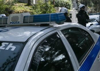 Alldaynews.gr Χειροπέδες σε δημοτικούς υπαλλήλους για εκβίαση ιδιοκτητών καφέ και εστιατορίων