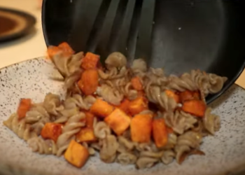 «Μια σκουλήκια τηγανητά και έναν γρύλο κοντοσούβλι»… Η Σιγκαπούρη ενέκρινε 16 έντομα προς κατανάλωση