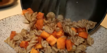 «Μια σκουλήκια τηγανητά και έναν γρύλο κοντοσούβλι»… Η Σιγκαπούρη ενέκρινε 16 έντομα προς κατανάλωση