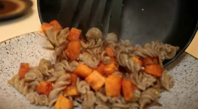 «Μια σκουλήκια τηγανητά και έναν γρύλο κοντοσούβλι»… Η Σιγκαπούρη ενέκρινε 16 έντομα προς κατανάλωση