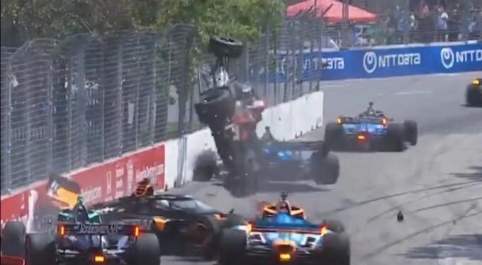 Alldaynews.gr Αδιανόητο ατύχημα σε αγώνα Indycar: Μονοθέσιο πέταξε 3 μέτρα στον αέρα