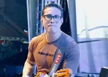 Τραγουδιστής πέθανε στη σκηνή από ηλεκτροπληξία όταν τον αγκάλιασε βρεγμένος θεατής