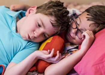 Ήρωες: Ζευγάρι υιοθέτησε αγόρι μαζί με τον τετραπληγικό αδερφό του για να μην τους χωρίσουν