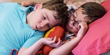 Alldaynews.gr Ήρωες: Ζευγάρι υιοθέτησε αγόρι μαζί με τον τετραπληγικό αδερφό του για να μην τους χωρίσουν