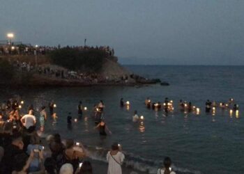 Alldaynews.gr Μάτι: Συγκίνηση στην Αργυρά Ακτή – Ράγισαν καρδιές όταν απελευθερώθηκαν 104 φαναράκια στη θάλασσα