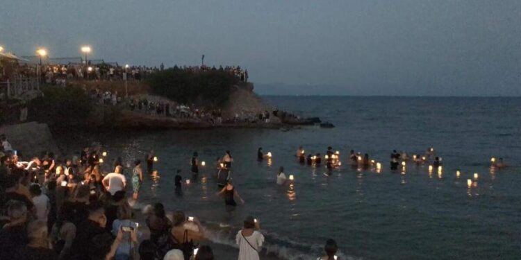 Μάτι: Συγκίνηση στην Αργυρά Ακτή – Ράγισαν καρδιές όταν απελευθερώθηκαν 104 φαναράκια στη θάλασσα