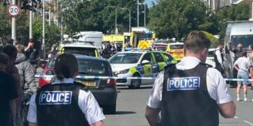 17χρονος μπήκε σε χώρο που έκαναν μαθήματα χορού και μαχαίρωνε παιδιά- 1 κορίτσι νεκρό και 7 τραυματισμένα – «Μητέρες ούρλιαζαν για τα παιδιά τους»