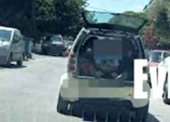 Ασυνείδητος είχε βάλει παιδί σε πορτ μπαγκάζ Smart εν κινήσει, με τα πόδια του να κρέμονται (video)