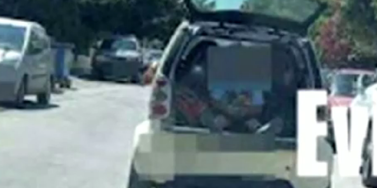 Alldaynews.gr Ασυνείδητος είχε βάλει παιδί σε πορτ μπαγκάζ Smart εν κινήσει, με τα πόδια του να κρέμονται (video)