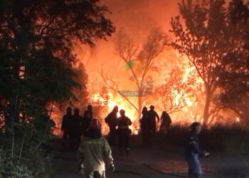 Φωτιά τώρα στην Αττική: Καίγονται εργοστάσια – Συνεχείς εκρήξεις (φωτο, video)