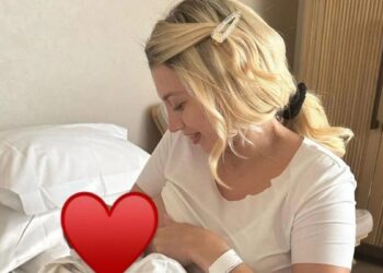 Alldaynews.gr Κωνσταντίνα Σπυροπούλου: Το ξενύχτι με το μωρό και το μπιμπερό με το γάλα