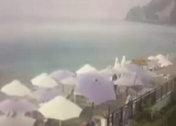 Video από τη στιγμή που κεραυνός χτυπάει την παραλία της Χαλκιδικής