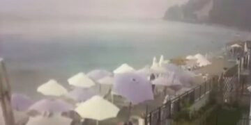 Alldaynews.gr Video από τη στιγμή που κεραυνός χτυπάει την παραλία της Χαλκιδικής