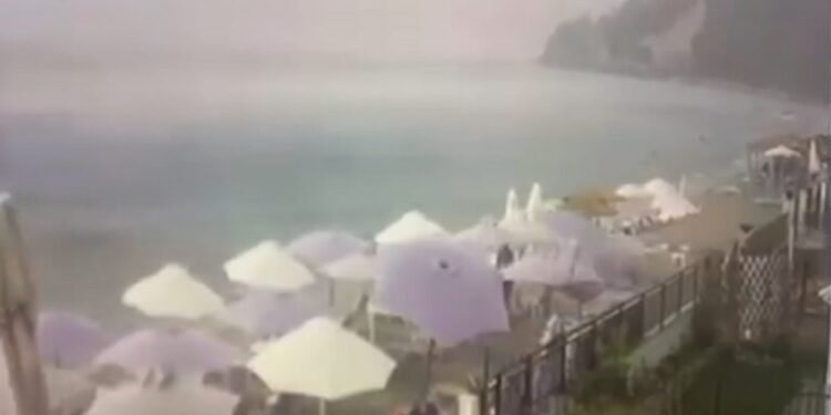 Alldaynews.gr Video από τη στιγμή που κεραυνός χτυπάει την παραλία της Χαλκιδικής
