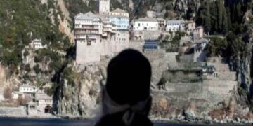 Πολιορκείται από ένοπλες αστυνομικές δυνάμεις η ιστορική Μονή Εσφιγμένου με τους 118 υπέργηρους μοναχούς