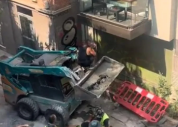 Νεαρός επιστράτευσε εκσκαφέα για να εκφράσει τον έρωτά του – Το βίντεο που έγινε viral στο ελληνικό TikTok