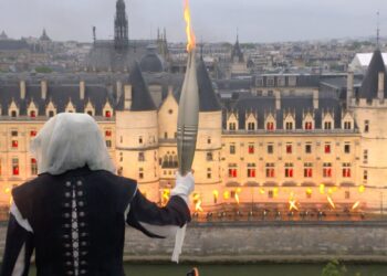 Μυστήριο τέλος: Αποκαλύφθηκε η ταυτότητα του μασκοφόρου λαμπαδηδρόμου!