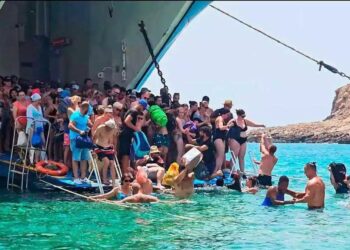 Εικόνες ντροπής στην παραλία του Μπάλου με τουρίστες να αποβιβάζονται από σκάφη με το νερό μέχρι το λαιμό