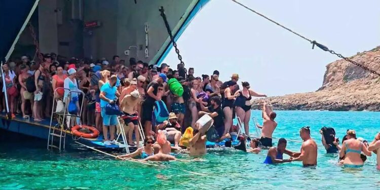 Εικόνες ντροπής στην παραλία του Μπάλου με τουρίστες να αποβιβάζονται από σκάφη με το νερό μέχρι το λαιμό