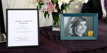 Ανείπωτος θρήνος: Αυτήν την ώρα το τελευταίο αντίο στην Ντέμη Γεωργίου που «έσβησε» τόσο ξαφνικά