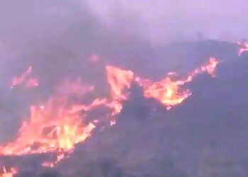 Ανεξέλεγκτη η φωτιά στα Χανιά – Εκκενώνονται άλλα δύο χωριά – Μάχη να μην πλησιάσουν οι φλόγες στα σπίτια