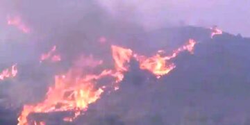 Ανεξέλεγκτη η φωτιά στα Χανιά – Εκκενώνονται άλλα δύο χωριά – Μάχη να μην πλησιάσουν οι φλόγες στα σπίτια