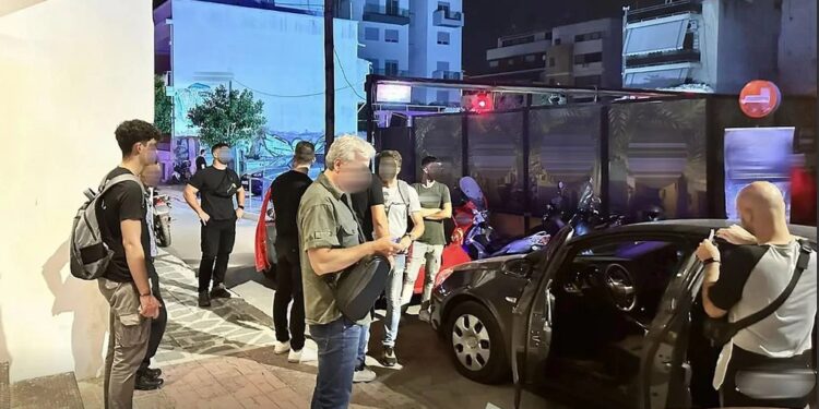 Alldaynews.gr Μεγάλη επιχείρηση της Αστυνομίας στο Γκάζι – Χειροπέδες σε μπράβο που χτύπησε αμάξι με γκλοπ