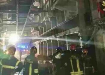 Τpαγωδία: Κατέρρευσε μπαλκόνι – Δύο άνθρωποι έχασαν τη ζωή τους και 13 τραυματίστηκαν, ανάμεσά τους παιδιά