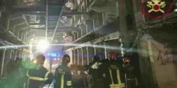 Τpαγωδία: Κατέρρευσε μπαλκόνι – Δύο άνθρωποι έχασαν τη ζωή τους και 13 τραυματίστηκαν, ανάμεσά τους παιδιά