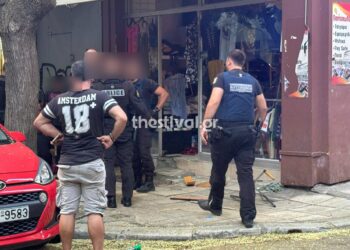 ΠΡΙΝ ΛΙΓΟ: Μπούκαραν σε κατάστημα, το έσπασαν και έδειραν ζευγάρι – Ο επιχειρηματίας είχε ζητήσει το λόγο επειδή πείραξαν τη γυναίκα του