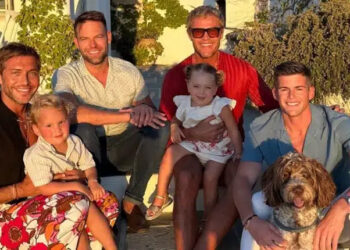 Στέφανος Κασσελάκης – Τάιλερ Μακμπέθ: Διακοπές με ζευγάρι φίλων και τα δύο παιδιά τους που βάφτισαν στην Ελλάδα