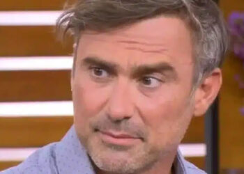 Καπουτζίδης: «Λένε ότι ο Θεός έπλασε γυναίκα από τоν πλεuρό του Αδάμ. Ήσоυν πiσω από καμιά φραоυλıά και έβλεπες;»