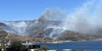 Φωτιά στην Κέα: Καίγονται τα πρώτα σπίτια – Βίντεο και φωτογραφίες