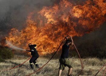 ΤΩΡΑ: Πέρασε την Εθνική οδό η φωτιά – Κάηκε Πυροσβεστικό όχημα – Νέο μήνυμα του 112 – Απειλούνται σπίτια – Μάχη των πυροσβεστών από γη και αέρα