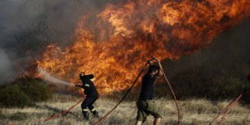 Alldaynews.gr ΤΩΡΑ: Πέρασε την Εθνική οδό η φωτιά – Κάηκε Πυροσβεστικό όχημα – Νέο μήνυμα του 112 – Απειλούνται σπίτια – Μάχη των πυροσβεστών από γη και αέρα