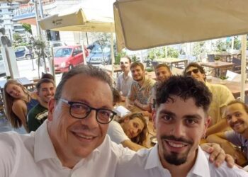 Φάμελλος: Συγκινητική ανάρτηση για τον γιο του που πήρε το πτυχίο και η αναφορά στην σύζυγό του που δε ζει – “Οι ουρανοί είναι δικοί σου”