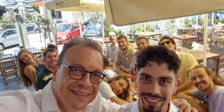 Φάμελλος: Συγκινητική ανάρτηση για τον γιο του που πήρε το πτυχίο και η αναφορά στην σύζυγό του που δε ζει – “Οι ουρανοί είναι δικοί σου”