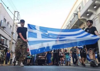 Family Pride στην Κρήτη: Με μωρά σε καρότσια, σημαίες και συνθήματα κατά της ισότητας στον πολιτικό γάμο