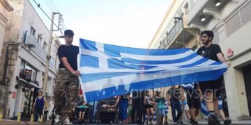 Alldaynews.gr Family Pride στην Κρήτη: Με μωρά σε καρότσια, σημαίες και συνθήματα κατά της ισότητας στον πολιτικό γάμο