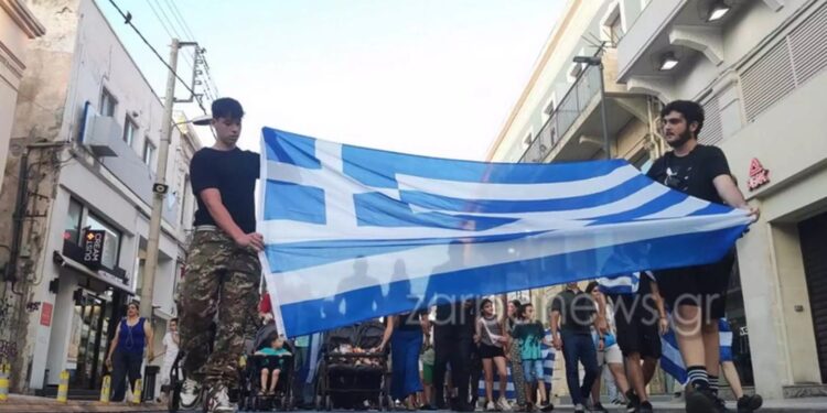 Alldaynews.gr Family Pride στην Κρήτη: Με μωρά σε καρότσια, σημαίες και συνθήματα κατά της ισότητας στον πολιτικό γάμο
