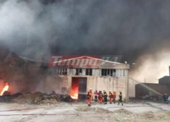 Alldaynews.gr Δύσκολη η νύχτα στην Πάτρα – Συνεχίζεται η μάχη των πυροσβεστών με τις φλόγες στο εργοστάσιο πλαστικών