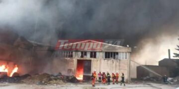Δύσκολη η νύχτα στην Πάτρα – Συνεχίζεται η μάχη των πυροσβεστών με τις φλόγες στο εργοστάσιο πλαστικών