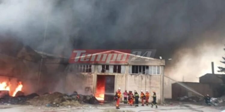 Δύσκολη η νύχτα στην Πάτρα – Συνεχίζεται η μάχη των πυροσβεστών με τις φλόγες στο εργοστάσιο πλαστικών