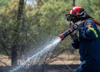 Η φωτιά στο Σοφικό μαίνεται ανεξέλεγκτη: Επιχειρούν 22 εναέρια μέσα, τρεις πυροσβέστες τραυματίες