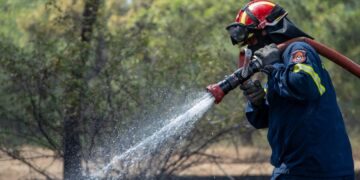 Alldaynews.gr Η φωτιά στο Σοφικό μαίνεται ανεξέλεγκτη: Επιχειρούν 22 εναέρια μέσα, τρεις πυροσβέστες τραυματίες