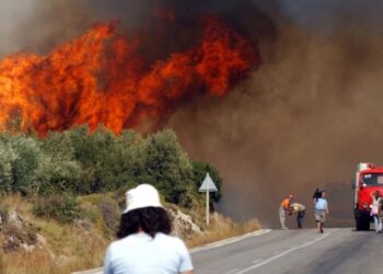 Φωτιά στο Σοφικό Κορινθίας: Πυροσβέστης έπαθε καρδιακό επεισόδιο και διασωληνώθηκε – Διακομίζεται σε νοσοκομείο της Αττικής