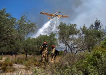 Υπό μερικό έλεγχο η φωτιά στα Καλύβια – Αποκαταστάθηκε η κυκλοφορία στη λεωφόρο Σουνίου